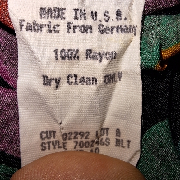 A Carole Little floral size 10 skirt with a 30.5" length. It has a side zipper. - Picture 6 of 8